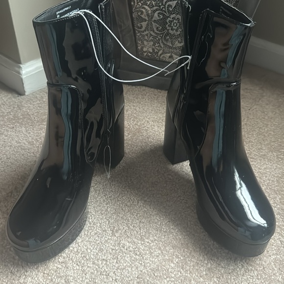 Black Patent leather platform boots - Picture 2 of 4